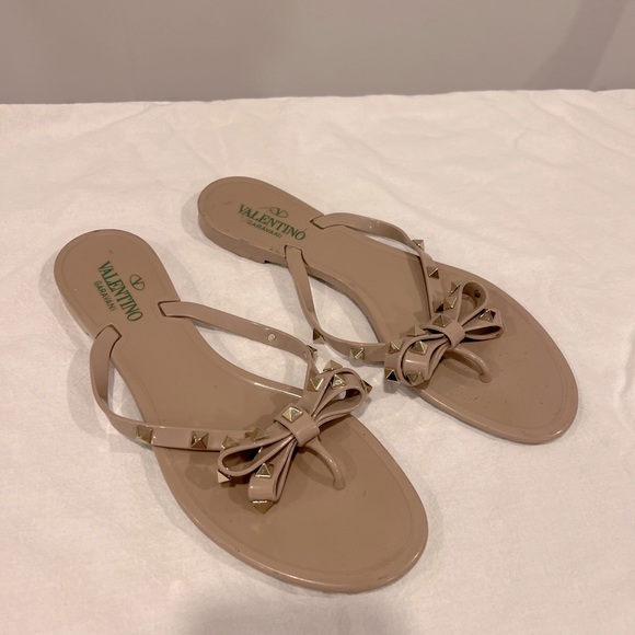 Valentino Rockstud nude thong sandals - Picture 2 of 3